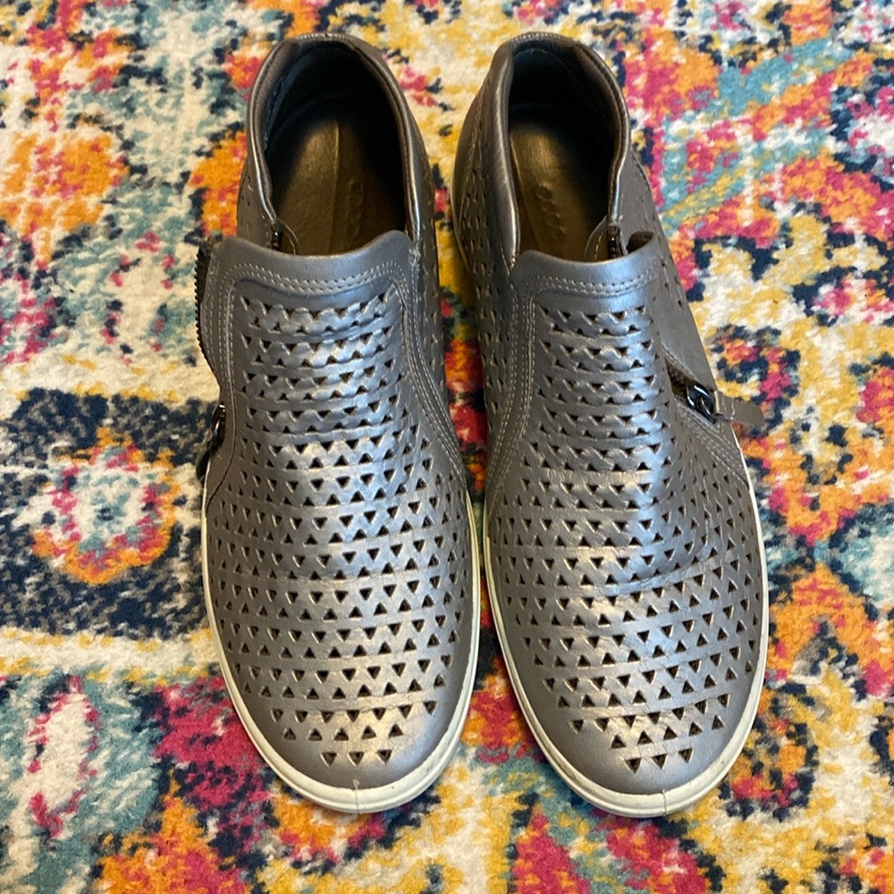 ECCO brand women’s shiny silver leather boots booties size 10, Zip, EUC!